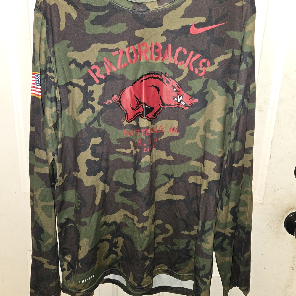 Nike Men's Camo Arkansas Razorbacks 2019 Veterans Day Legend Long Sleeve Tee